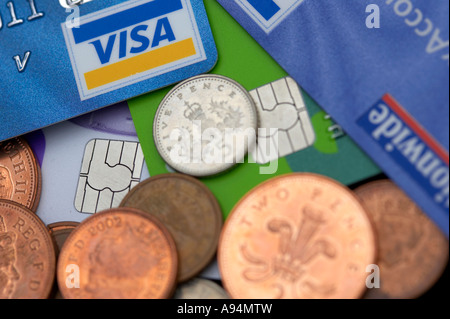 Sammlung von Chip- und PIN-Kreditkarten mit Kupfer- und Silbermünzen geringer Stückelung UK-Münzen bargeldloses Sparkonzept Stockfoto
