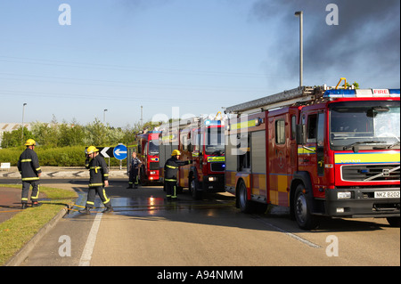 Feuerwehrleute und Feuerwehrautos Ausschreibungen geparkt auf der Straße neben einem Feuer am medizinischen Lager coleraine Stockfoto