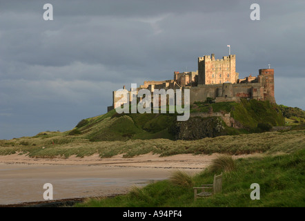 Bamburgh Castle aus dem Norden, Blick nach Süden in die Abendsonne Stockfoto