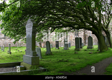 Gräber auf dem Friedhof der Kirche der Heiligen Maria auf Lindisfarne Stockfoto