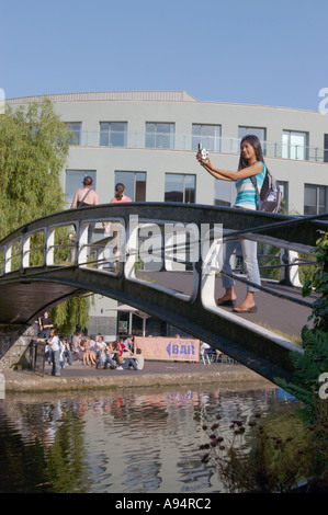 orientalische Tourist mit dem Fotografieren mit einer digitalen Kamera bei Camden Lock London Stockfoto