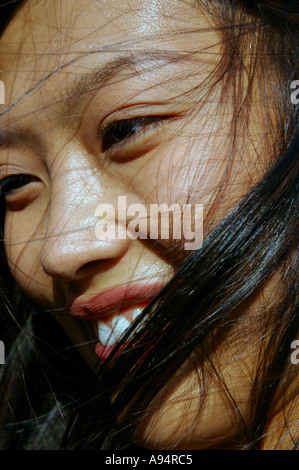 Nahaufnahme eines sonnigen attraktive orientalische Frauen Haare über Gesicht mit Schweißperlen Stockfoto