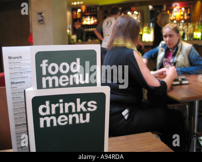 Food-Menüs in einem britischen Pub Ergänzung traditioneller Alkohol Einnahmequelle Stockfoto