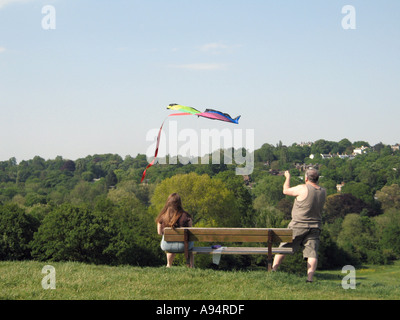 Mann, die Drachen auf Parlament-Hügel Hampstead Heath Stockfoto