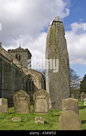 Monolith und Pfarrkirche von Rudston East Yorkshire UK Stockfoto