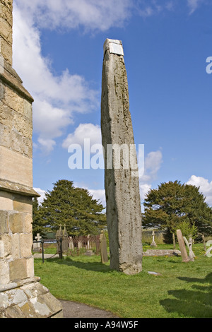 Monolith und Pfarrkirche von Rudston in East Yorkshire UK Stockfoto