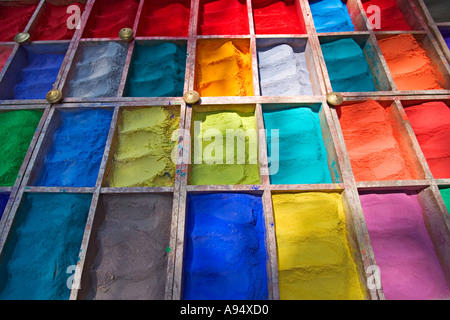 Farbige Farbstoffe zum Verkauf am Eingang zum Pashupatinath in Kathmandu-Nepal Stockfoto