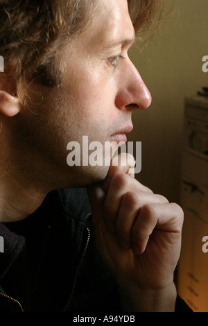 Seitenansicht des jungen Mannes denken Stockfoto