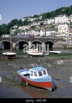 Looe Stadt am Meer und Resort River Looe bei Ebbe Road Bridge Boote bei moorings Cornwall England Großbritannien Stockfoto