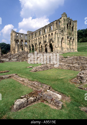 Rievaulx Abbey Stein Ruinen & Bögen aus dem 12. Jahrhundert Kloster in North York Moors National Park Rievaulx in der Nähe von Helmsley North Yorkshire England Großbritannien Stockfoto