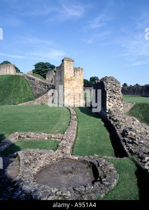 Pickering Castle historische Motte und Burgmauer, Ruinen und Grundriss der Fundamente, sonniger blauer Himmel in Pickering North Yorkshire England Großbritannien Stockfoto