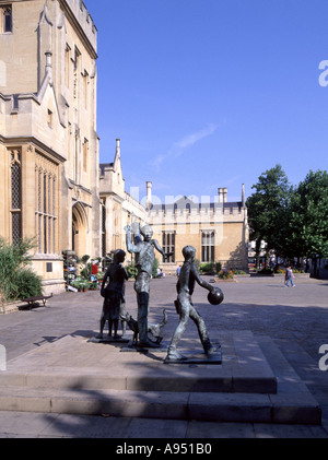 Die harpur Zentrum ehemals Bedford moderne Schule jetzt ein Hall moderner Skulptur Bedford Bedfordshire England Großbritannien Stockfoto