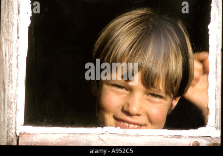 Porträt durch das Fenster Stockfoto