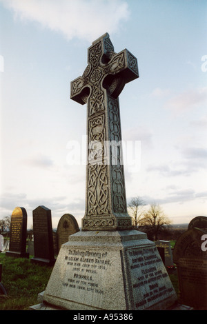Kreuz im Friedhof Stockfoto