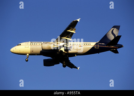 Brüssel Airlines Airbus A319 Flugzeug nähert sich der internationale Flughafen Birmingham, West Midlands, England, UK Stockfoto