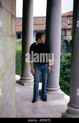 Mann auf eine der Galerien von den schiefen Turm von Pisa im Jahre 1974 kein Geländer Stockfoto