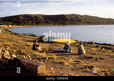 Quechua-Frauen am Ufer des Titicaca-See-Copacabana-Bolivien Stockfoto