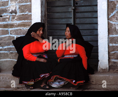 Quechua-Frauen auf der Insel Taquile im Titicacasee Stockfoto