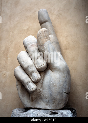 Koloss von Konstantin - die rechte Hand einer riesigen Statue des römischen Kaisers Konstantin der große. Jetzt im Innenhof der Musei Capitolini, Rom. Stockfoto