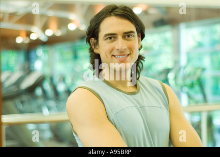 Fitness-Trainer, lächelnd in die Kamera, Porträt Stockfoto