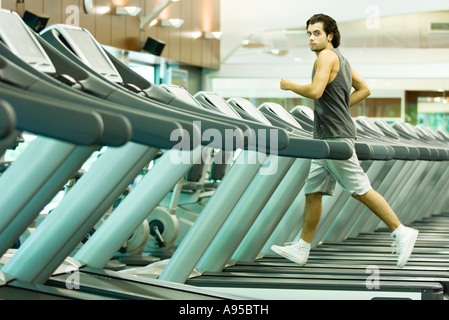 Mann läuft auf Laufband im Fitnessstudio Stockfoto