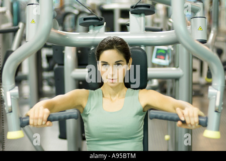 Junge Frau mit Gerät für Krafttraining Stockfoto