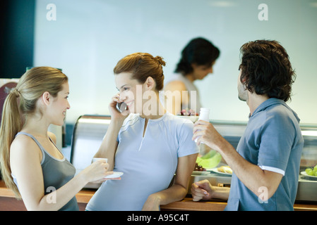 Junge Erwachsene in der Ausübung Kleidung, unter Bruch in der Health Club Mensa Stockfoto