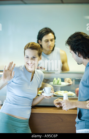 Junge Erwachsene in der Ausübung Kleidung, unter Bruch in der Health Club Mensa Stockfoto
