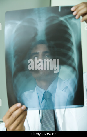 Arzt, Blick auf x-ray Stockfoto