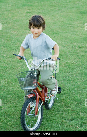 Junge auf Fahrrad, in voller Länge Stockfoto