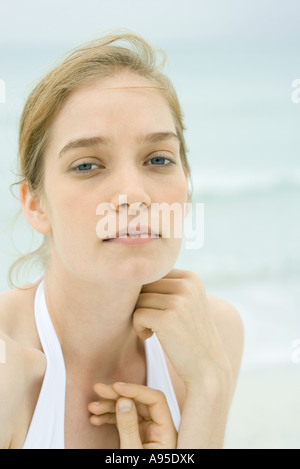 Junge Frau, Kopf und Schultern, Porträt, Meer im Hintergrund Stockfoto