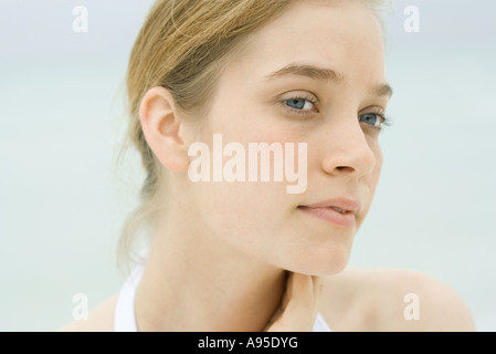 Junge Frau, Kopf und Schultern, Porträt, Meer im Hintergrund Stockfoto