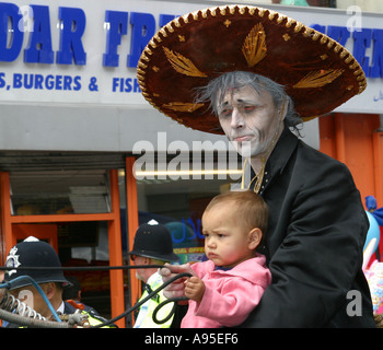 Straßenkünstler auf mechanischen Pferd mit Baby in die Baishaki Mela Brick Lane London UK Stockfoto