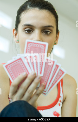 Teenager-Mädchen hält Karten Stockfoto