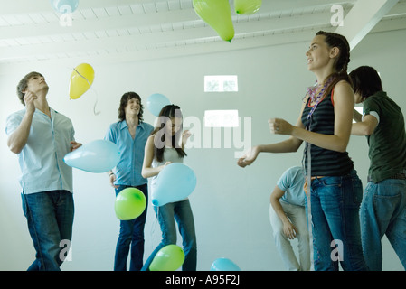 Teenager Freunde spielen mit Luftballons Stockfoto