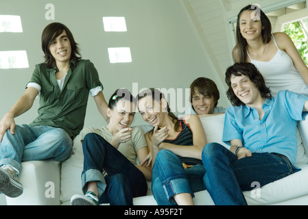 Teenager Freunde auf Couch sitzen, Lächeln und lachen Stockfoto