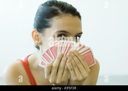 Teenager-Mädchen Blick in die Kamera über Karten Stockfoto