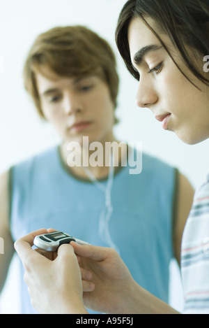 Teenager Freunde anhören von MP3-Player zusammen Stockfoto