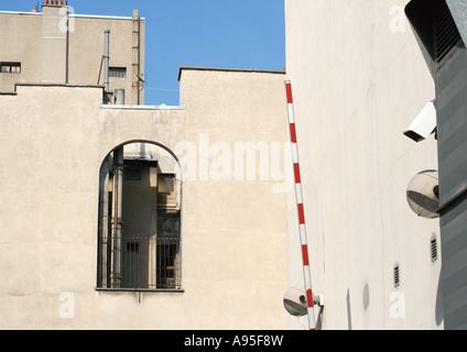 Gebäude und Kreuzung Barriere Stockfoto