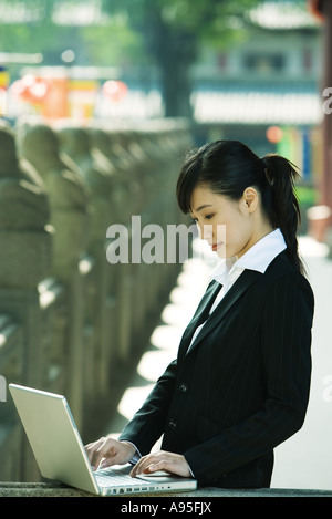 Junge Frau mit laptop Stockfoto