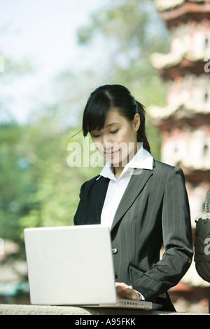 Junge Frau mit laptop Stockfoto