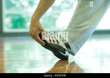 Mann berühren Zehe, close-up Stockfoto