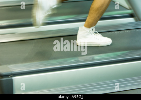 Mann läuft auf Laufband, Füße in Nahaufnahme Stockfoto
