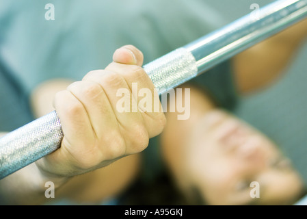 Mann-anhebende Langhantel Stockfoto