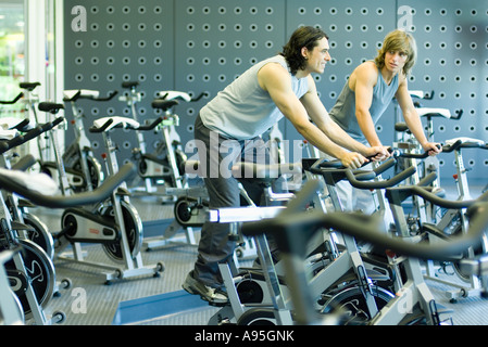 Zwei Männer reiten Heimtrainer Stockfoto