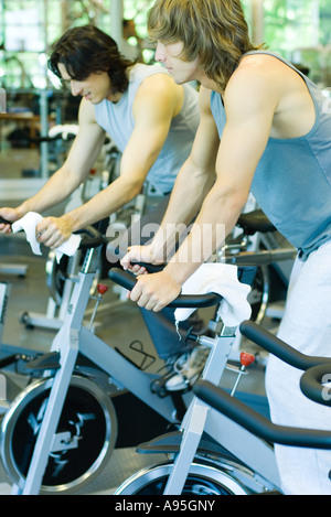 Männer reiten Heimtrainer Stockfoto