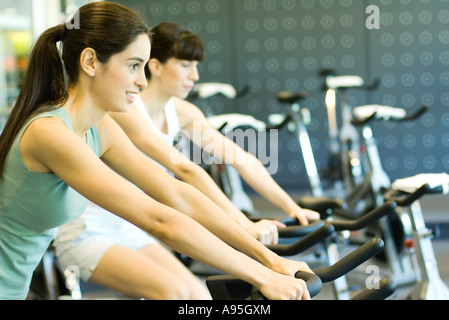 Zwei Frauen reiten Heimtrainer Stockfoto