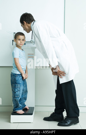 Arzt mit einem Gewicht von jungen während-Check-up Stockfoto