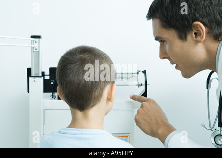 Arzt mit einem Gewicht von jungen während-Check-up Stockfoto