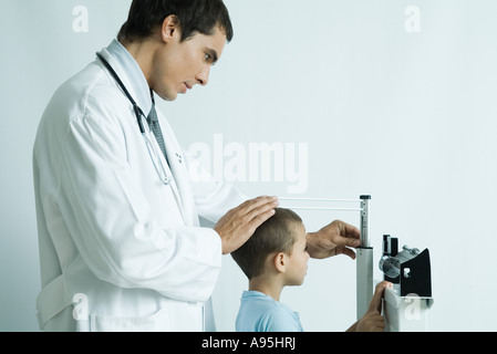 Arzt Messung junge während-Check-up Stockfoto